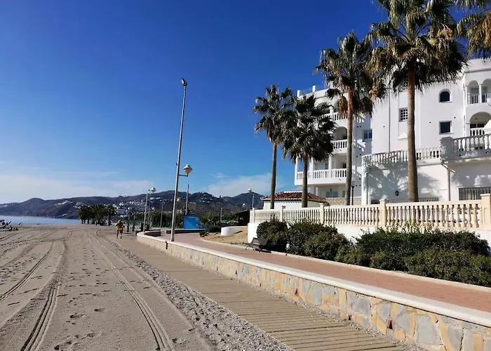 Atico Fresco Y Luminoso Con Aparcamiento Privado * Нерха